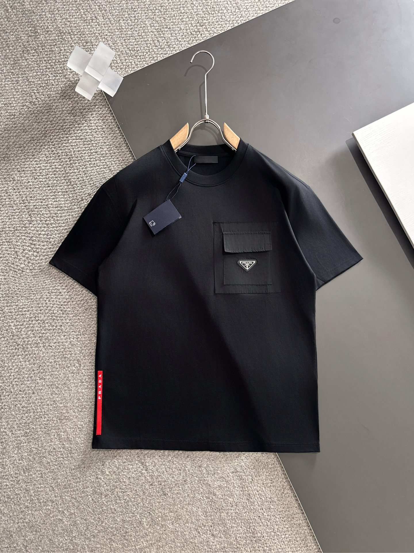プラダ 26 新作が登場 半袖Ｔシャツ トップス メンズ