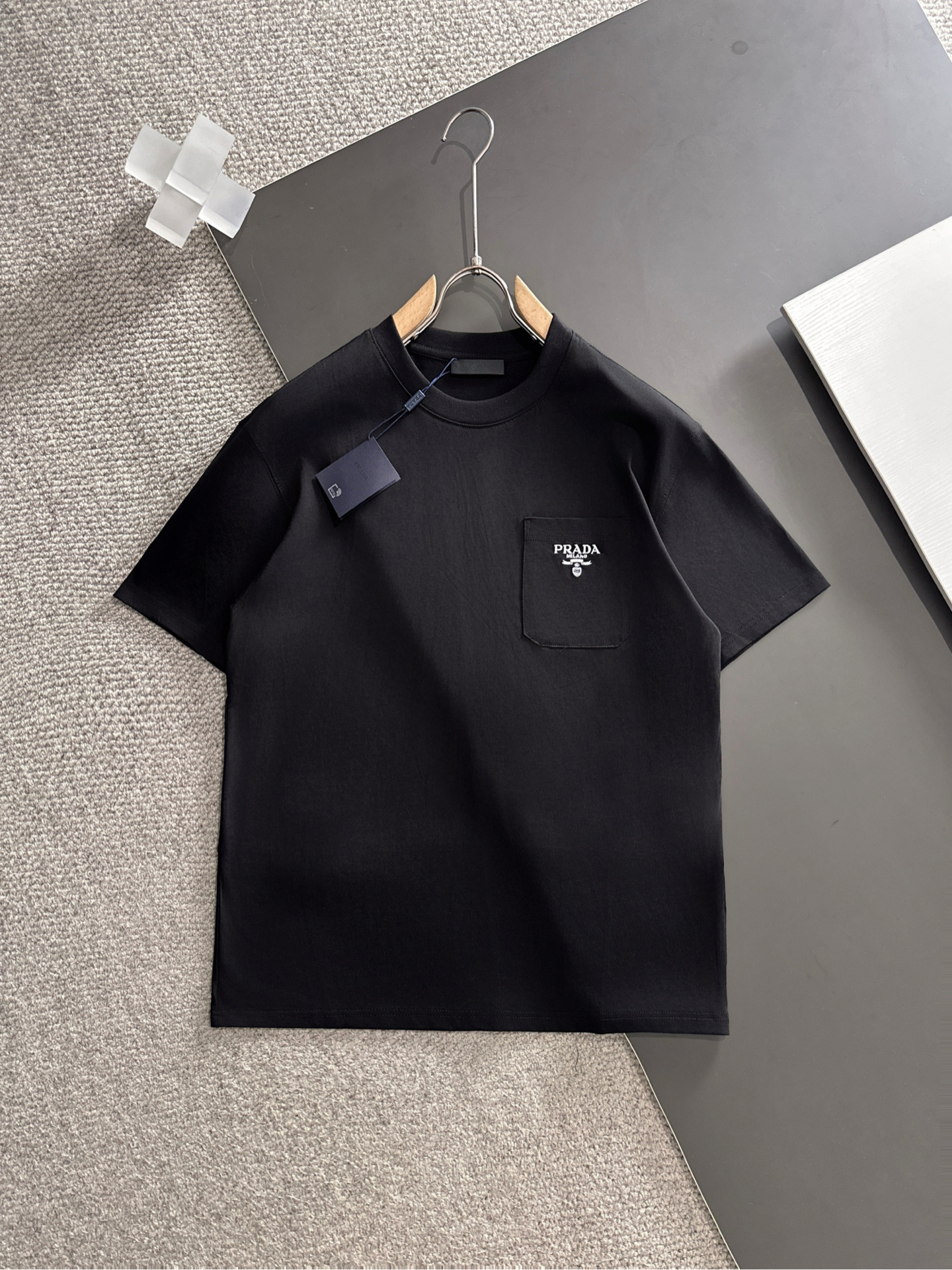 プラダ 26 新作が登場 半袖Ｔシャツ トップス メンズ