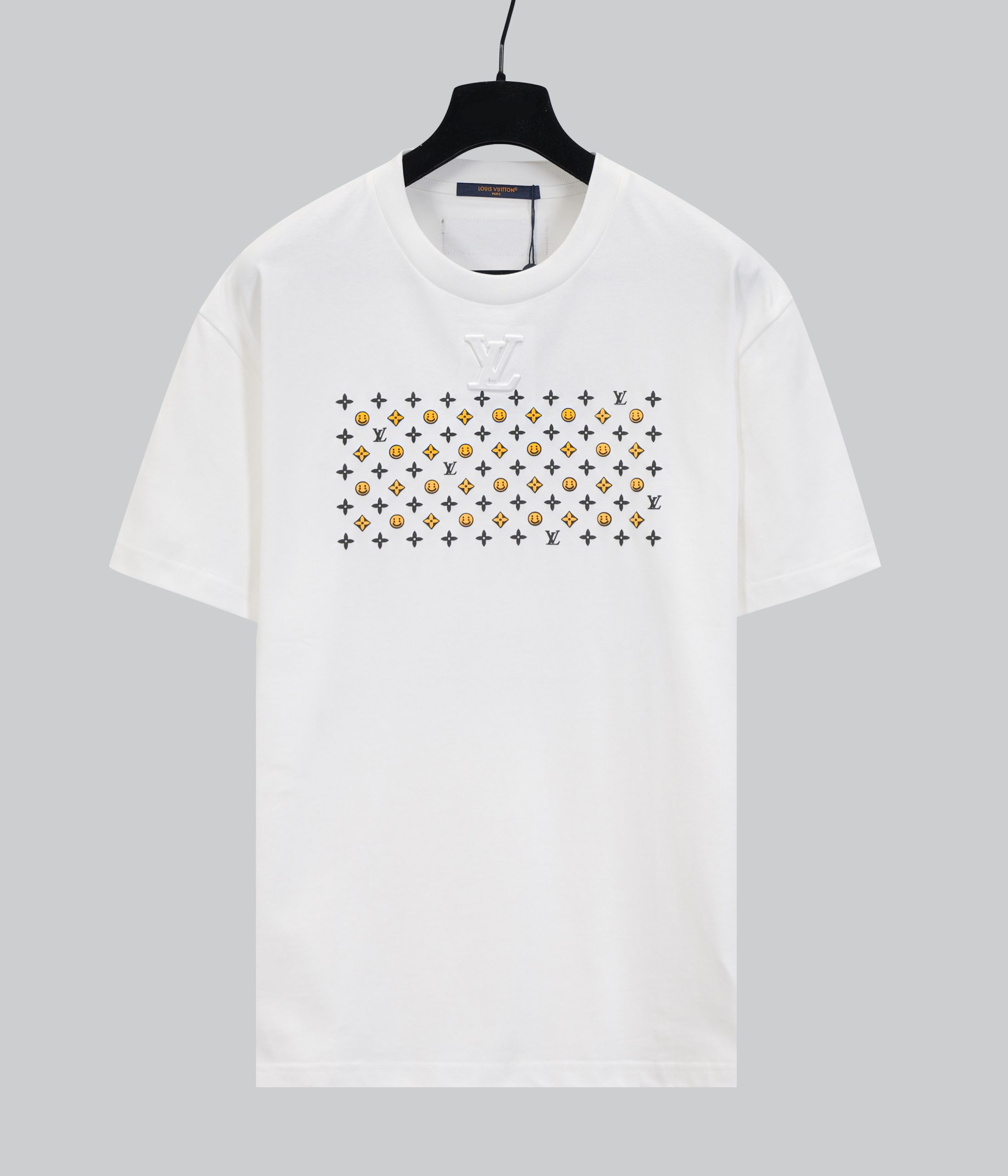 【ルイヴィトン】ファレル×NIGO 25FW 第三弾 クルーネックTシャツ｜発泡加工+背面LVロゴで遊ぶストリートダンディズム