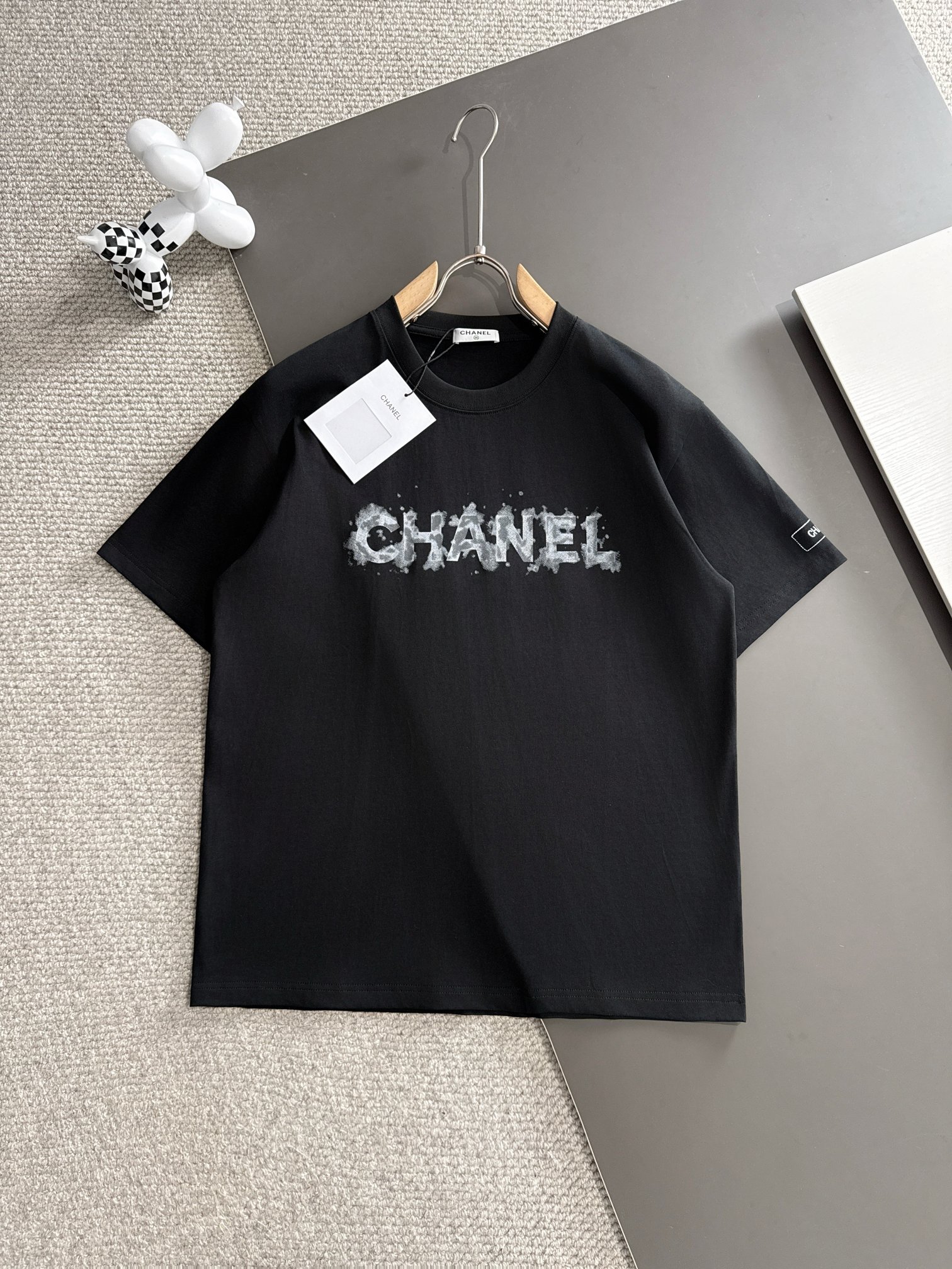 シャネル 新作 ハンドプリント ホワイトTシャツ タオル地 ダブルCロゴ レディース サイズ豊富