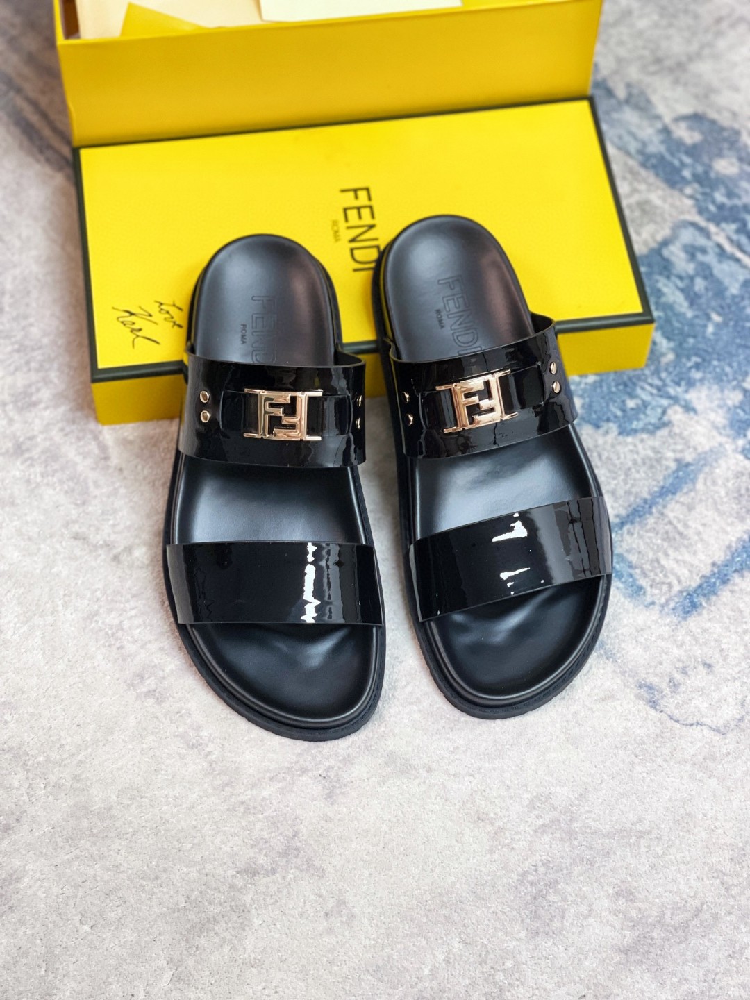 フェンディ 2024新品 靴 サンダル/ビーチサンダル