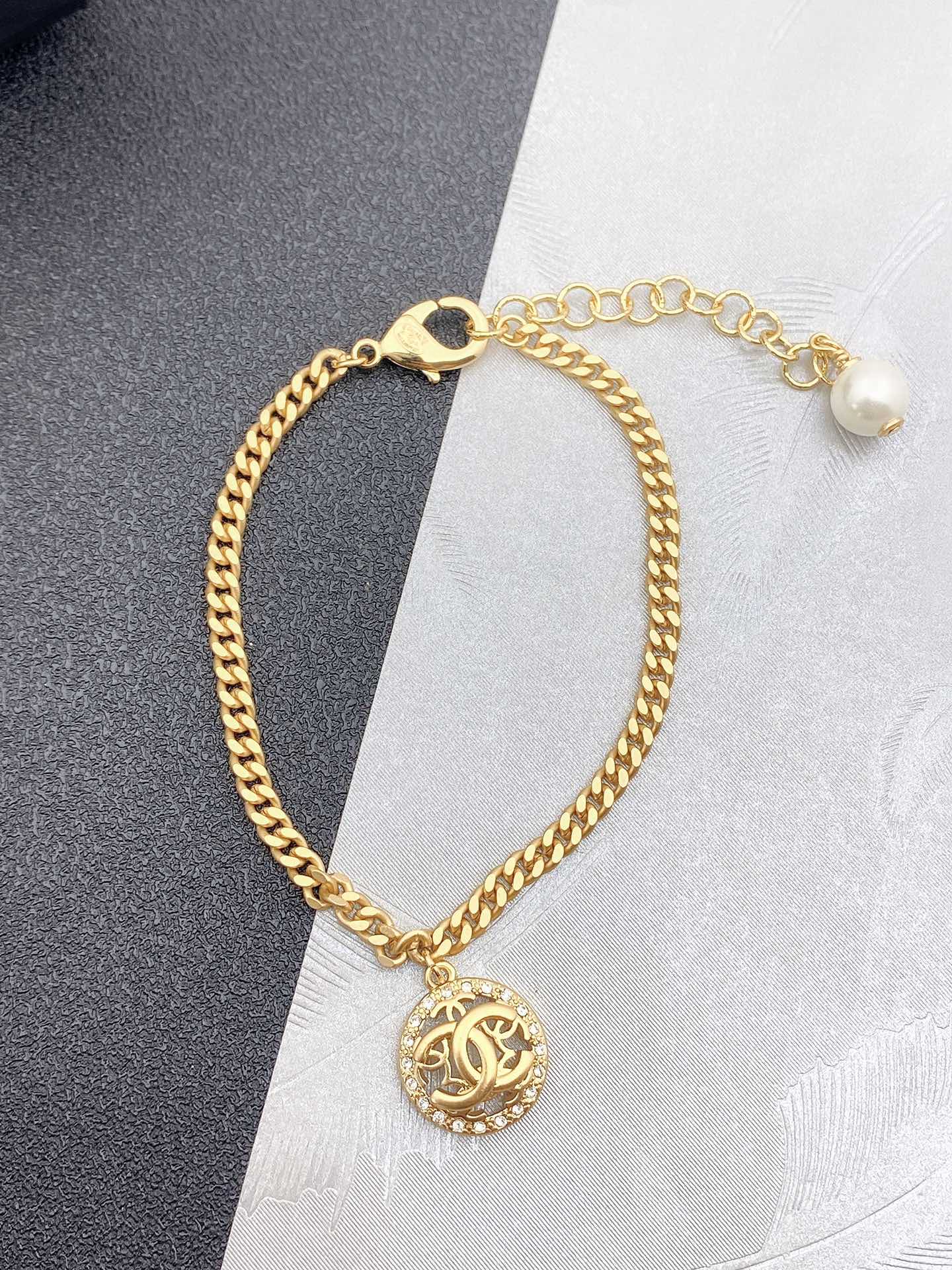 今季の新作 CHANEL シャネル レスレット カフブレス