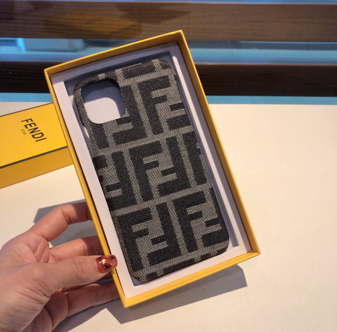 FENDI iPhone7/7P/8/8P/X/XS/XS Max/11(6.1)/11P(5.8)/11proMAX(6.5)/12/12P（6.1)/12pro MAX(6.7) 保護ケース カバー