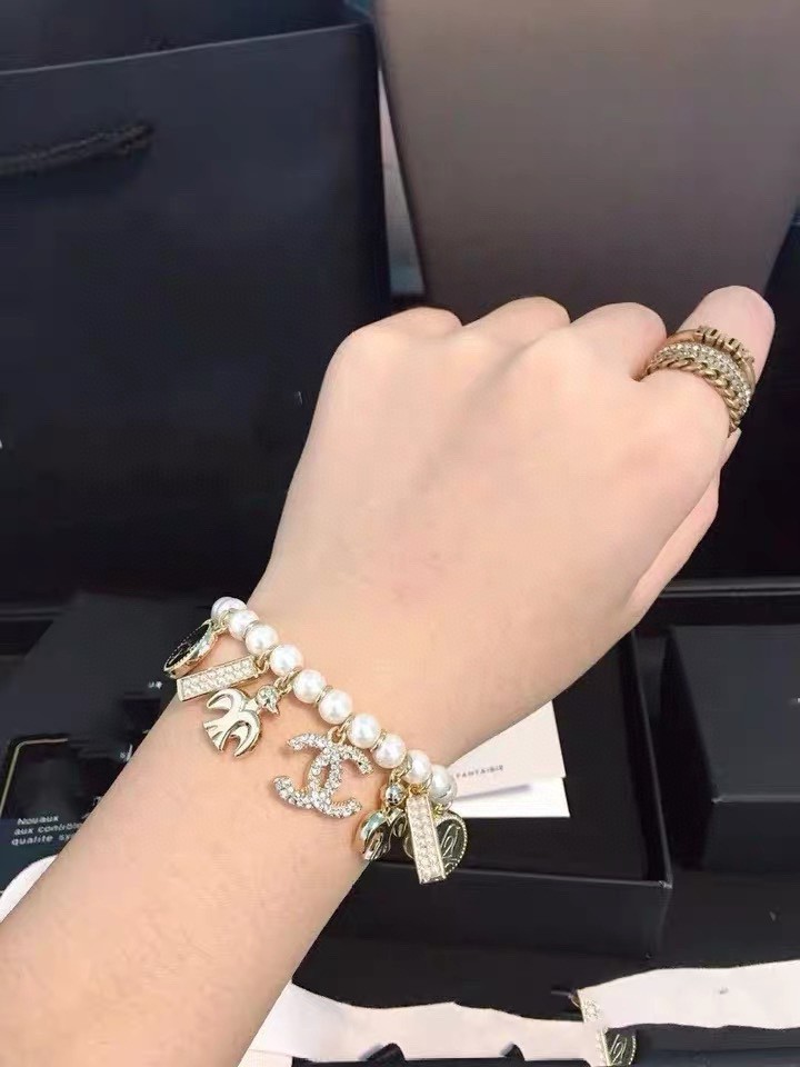今季の新作 CHANEL シャネル レスレット カフブレス